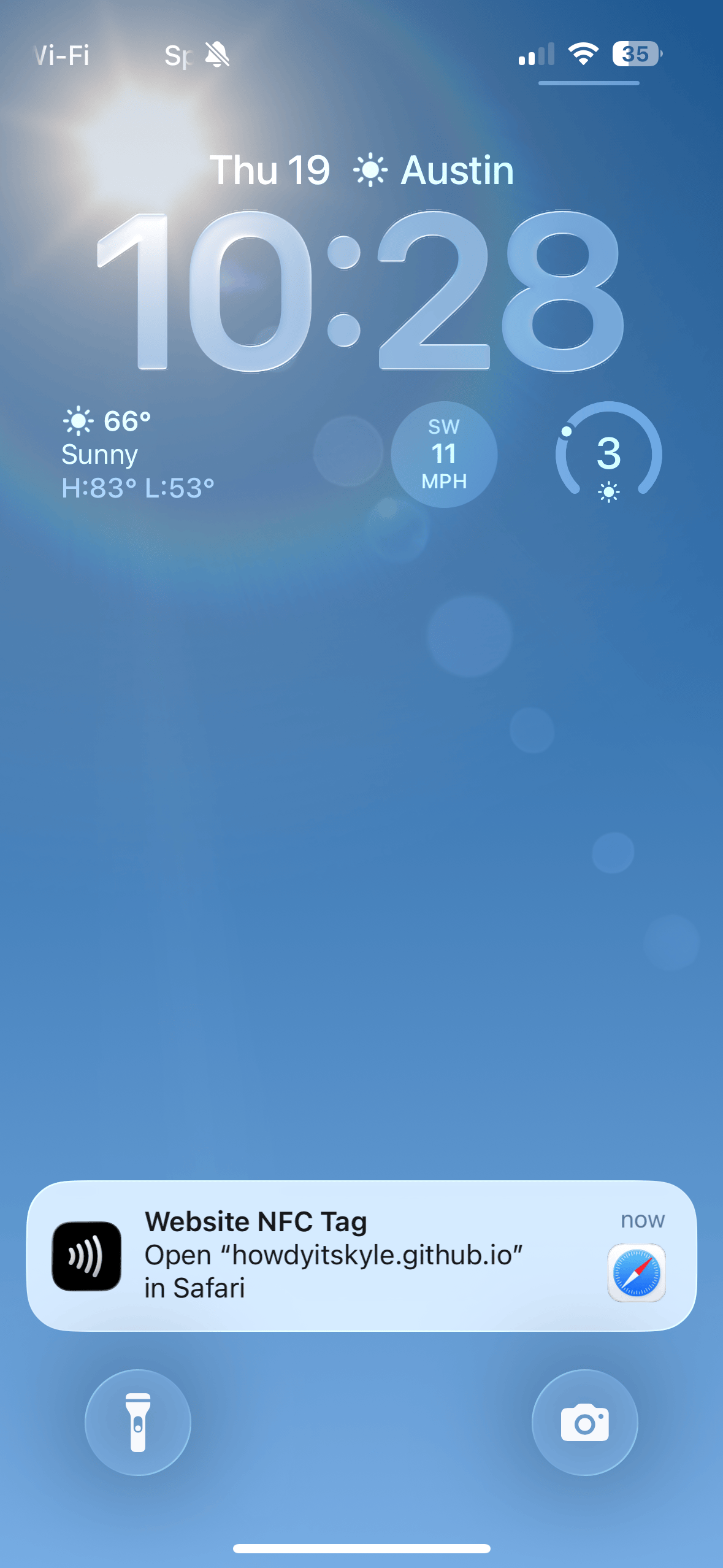 Screenshot of iOS lockscreen with an NFC notification